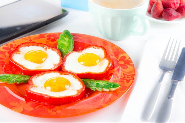 Fried eggs in bell pepper - a hearty dish on the egg diet menu