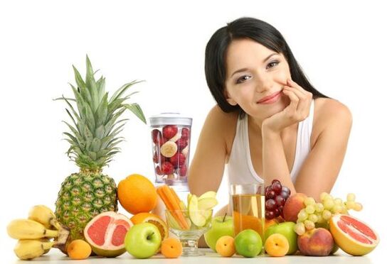 girl preparing fruit smoothie for weight loss